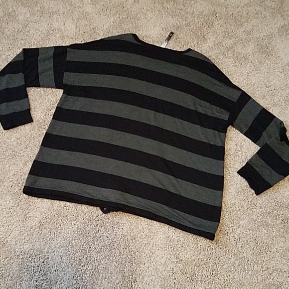 Black and gray top - Picture 4 of 5